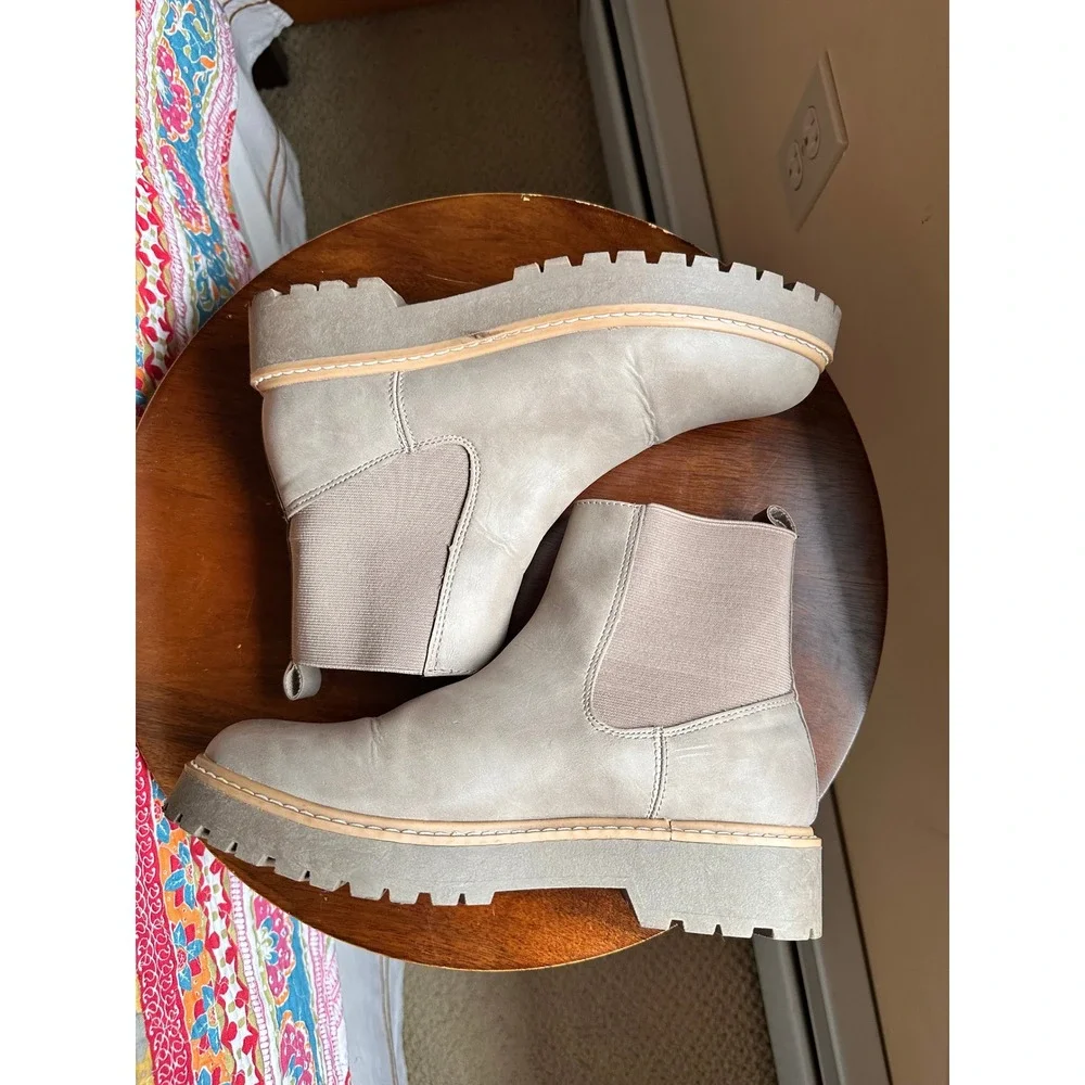 DV Dolce Vita Lobera Taupe Grey Lug Sole Chelsea Ankle Boots Womens 8 Vegan